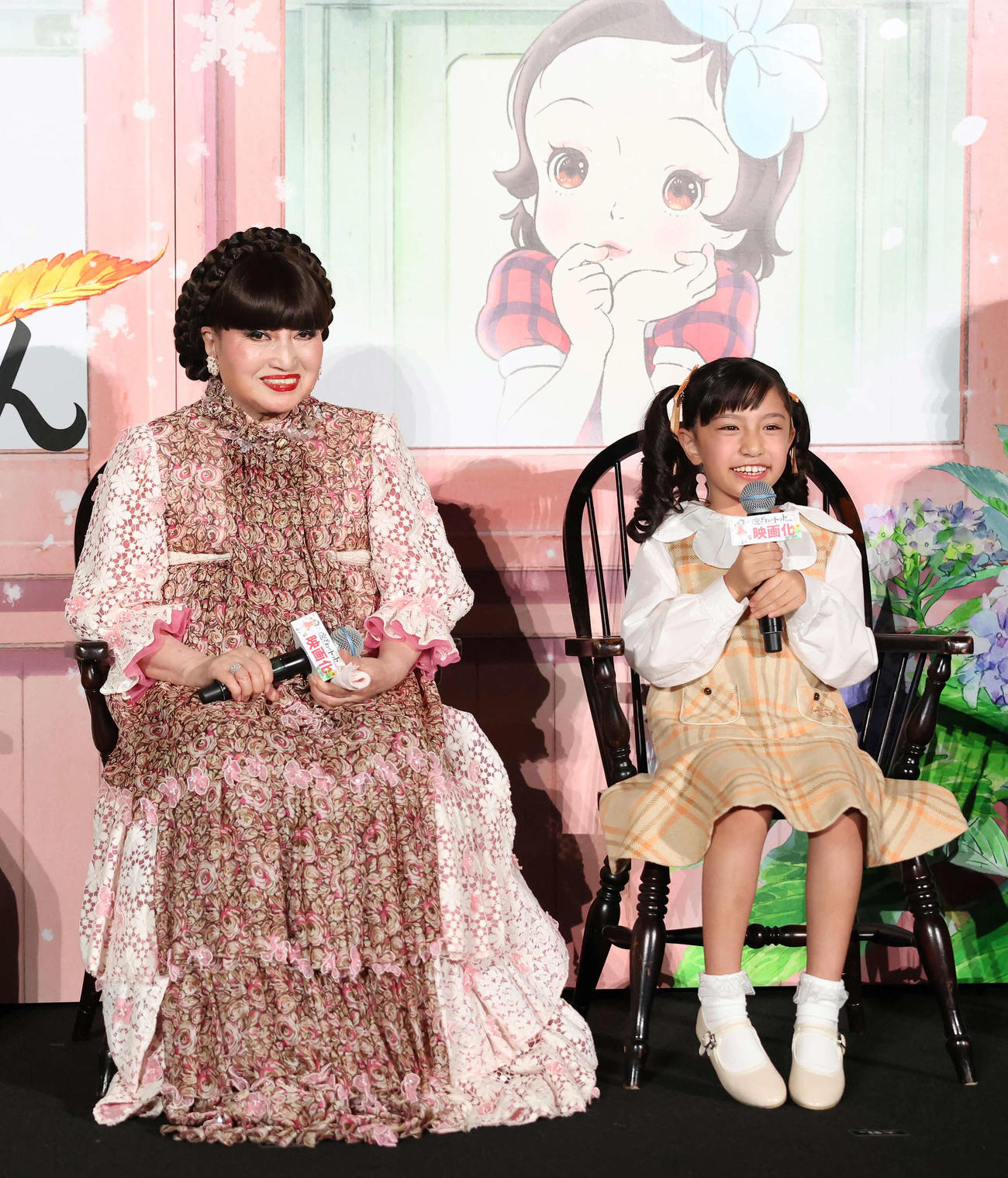 原作の黒柳徹子（左）とトットちゃん役の大野りりあな（撮影・丹羽敏通）