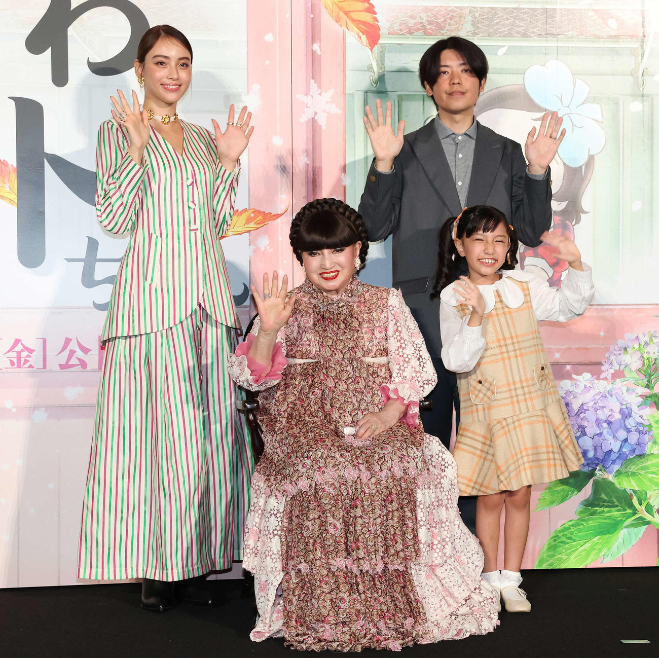 映画「窓ぎわのトットちゃん」の舞台あいさつで写真に納まる、後列左から時計回りに滝沢カレン、八鍬新之介監督、大野りりあな、黒柳徹子（撮影・丹羽敏通）