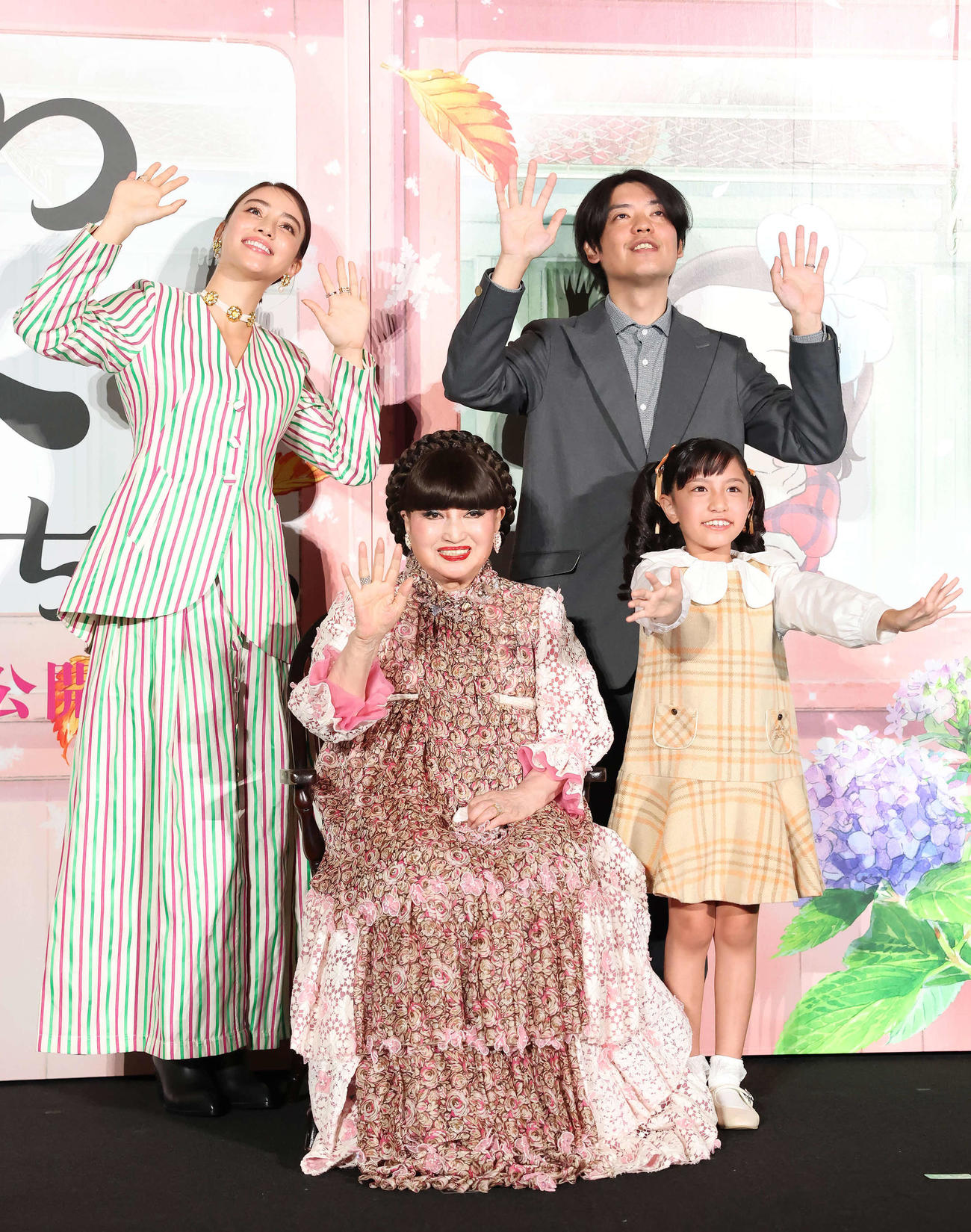 映画「窓ぎわのトットちゃん」の舞台あいさつで写真に納まる、後列左から時計回りに滝沢カレン、八鍬新之介監督、大野りりあな、黒柳徹子（撮影・丹羽敏通）