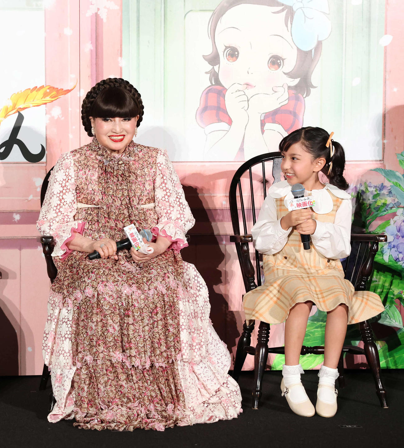 原作の黒柳徹子（左）とトットちゃん役の大野りりあな（撮影・丹羽敏通）