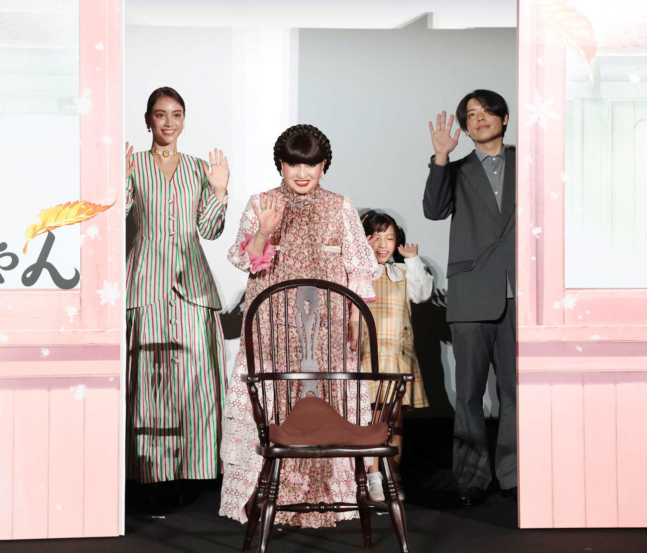 舞台あいさつを終えて、扉が閉まるまで手を振り続ける黒柳徹子（撮影・丹羽敏通）