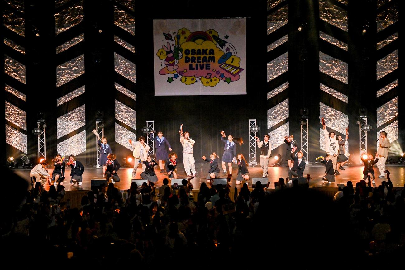 学生とコラボダンスを披露したLIL LEAGUE