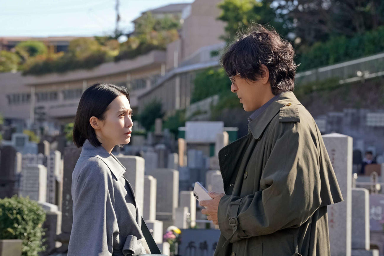 フジテレビ系「ONE DAY～聖夜のから騒ぎ～」に出演する左から中谷美紀、江口洋介(C)フジテレビ