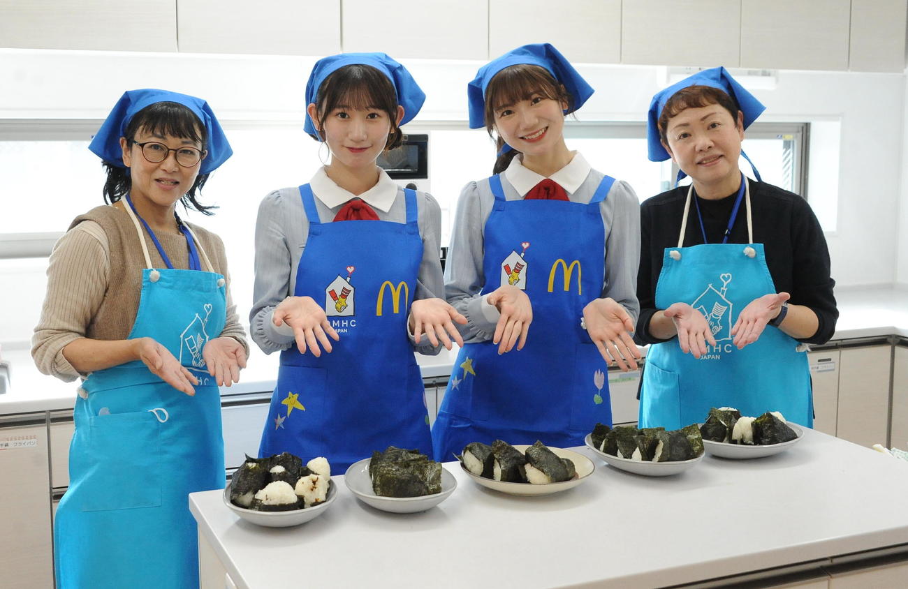 施設のボランティアスタッフと作ったおにぎりを披露する佐藤海里（中央左）と藤崎未夢（同右）