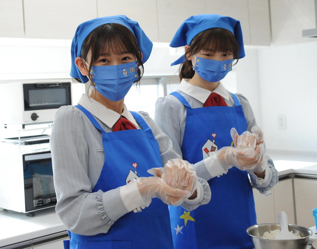 利用者のために新米「ときむすめ」でおにぎりを作るNGT48の佐藤（左）と藤崎