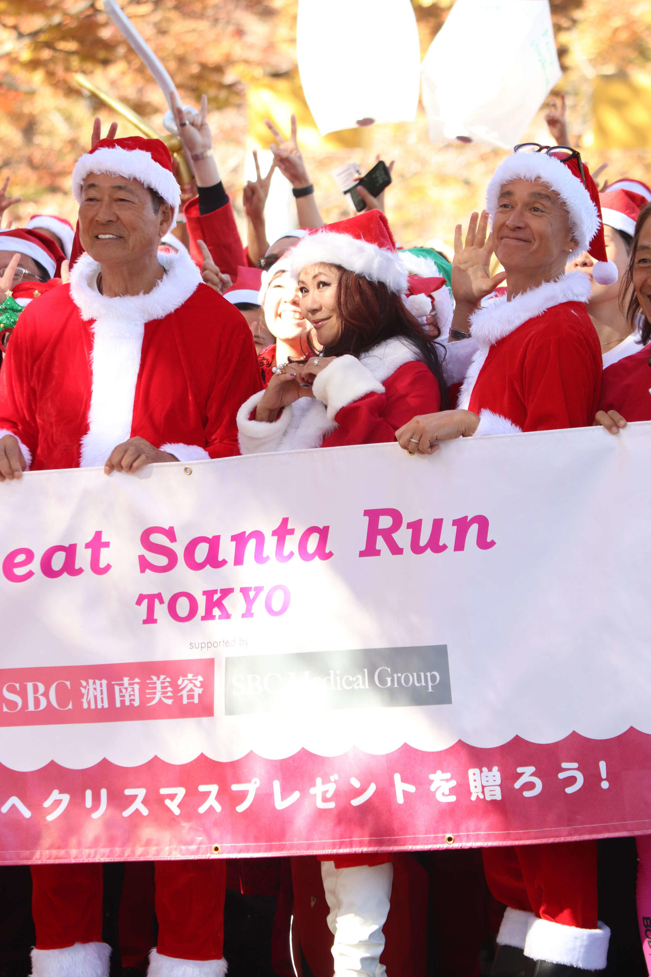 「東京グレートサンタラン2023」のスタートラインで参加者と記念撮影する、左から中畑清氏、大黒摩季、マーク・パンサー（撮影・加藤理沙）