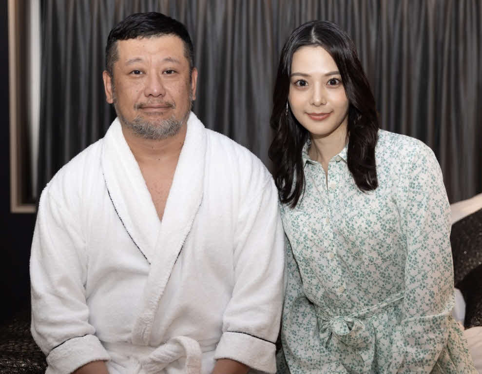 CSチャンネル「映画・チャンネルNECO」のドラマ「桃色探訪～伝説の風俗～」の第13弾「大崎編」で主演を務めるケンドーコバヤシ（左）と相手役の吉高寧々