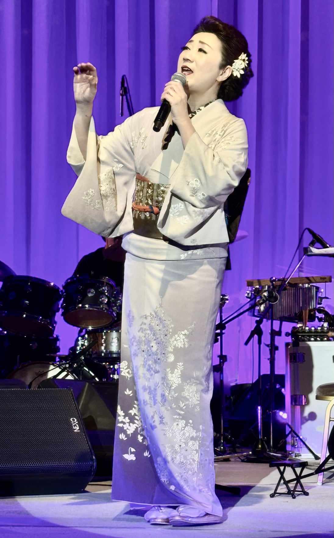 情感を込めて熱唱する入山アキ子