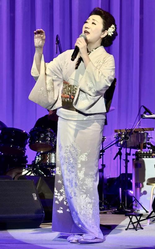 看護師から転身、歌手入山アキ子が15周年感謝の集い　「一泊二日」など全15曲を熱唱
