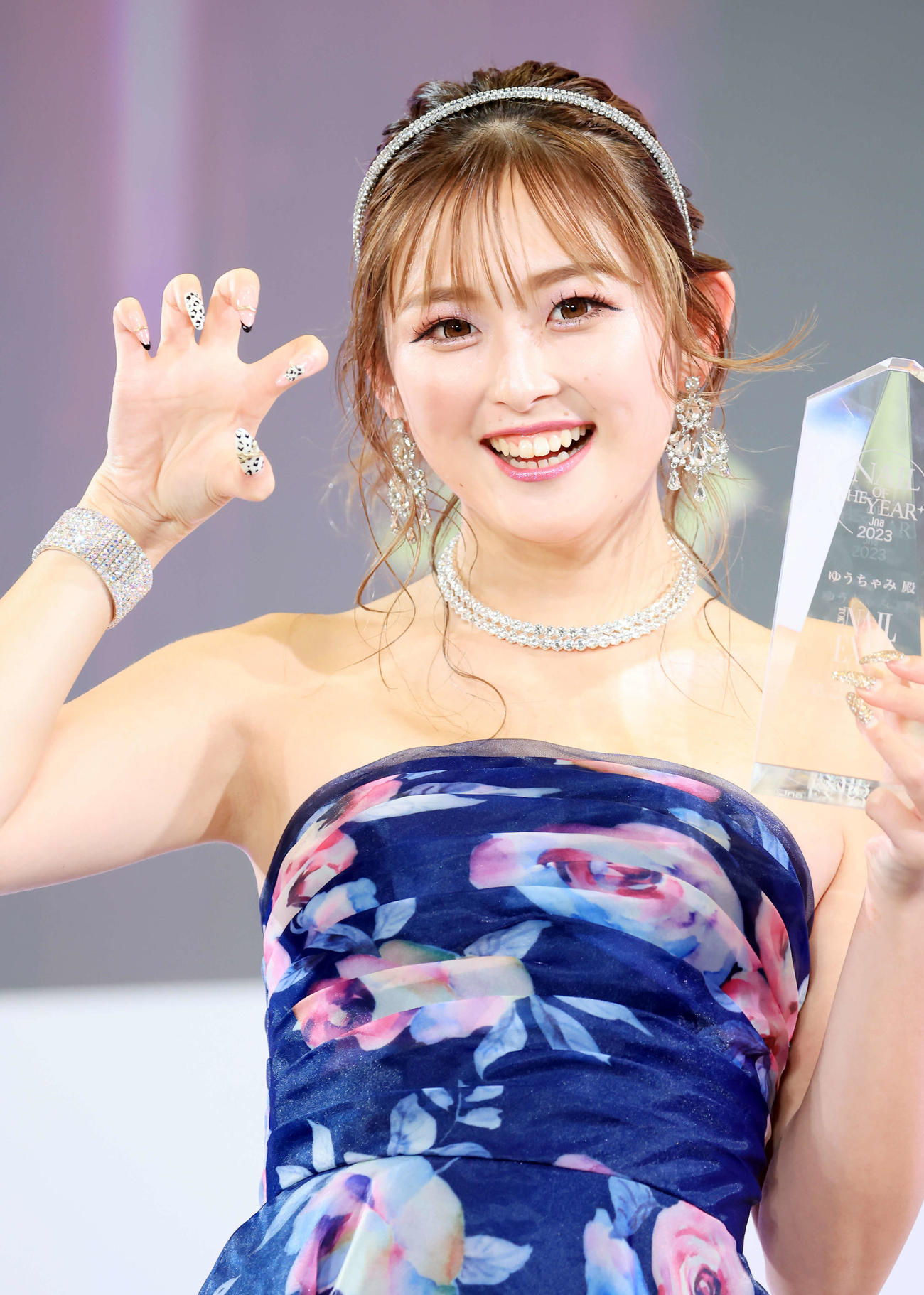 「ネイルオブザイヤー2023」で受賞し、笑顔で美しいネイルを披露するゆうちゃみ（撮影・浅見桂子）