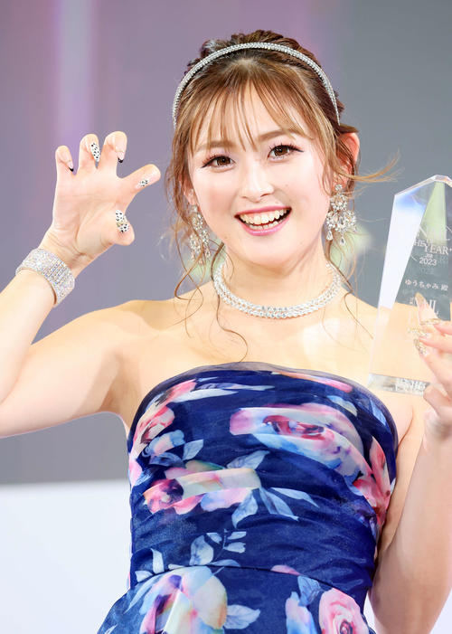 「ネイルオブザイヤー2023」で受賞し、笑顔で美しいネイルを披露するゆうちゃみ（撮影・浅見桂子）
