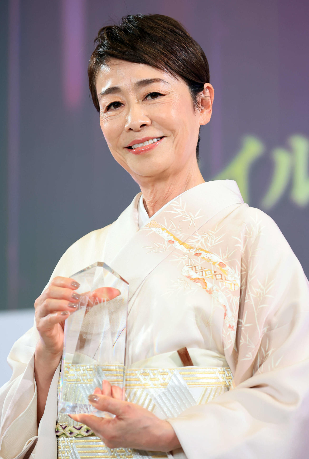 「ネイルオブザイヤー2023」で受賞し、笑顔で美しいネイルを披露する安藤優子（撮影・浅見桂子）