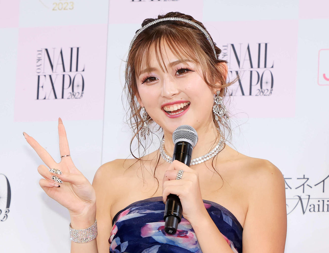 「ネイルオブザイヤー2023」で受賞し、笑顔でVサインするゆうちゃみ（撮影・浅見桂子）