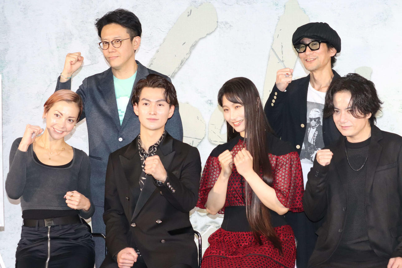 舞台「SaGa THE STAGE～再生の絆～」制作発表記者会見に出席した後列左から市川雅統氏、とちぼり木。前列左から土屋アンナ、松田凌、七瀬恋彩、佐藤アツヒロ（撮影・加藤理沙）