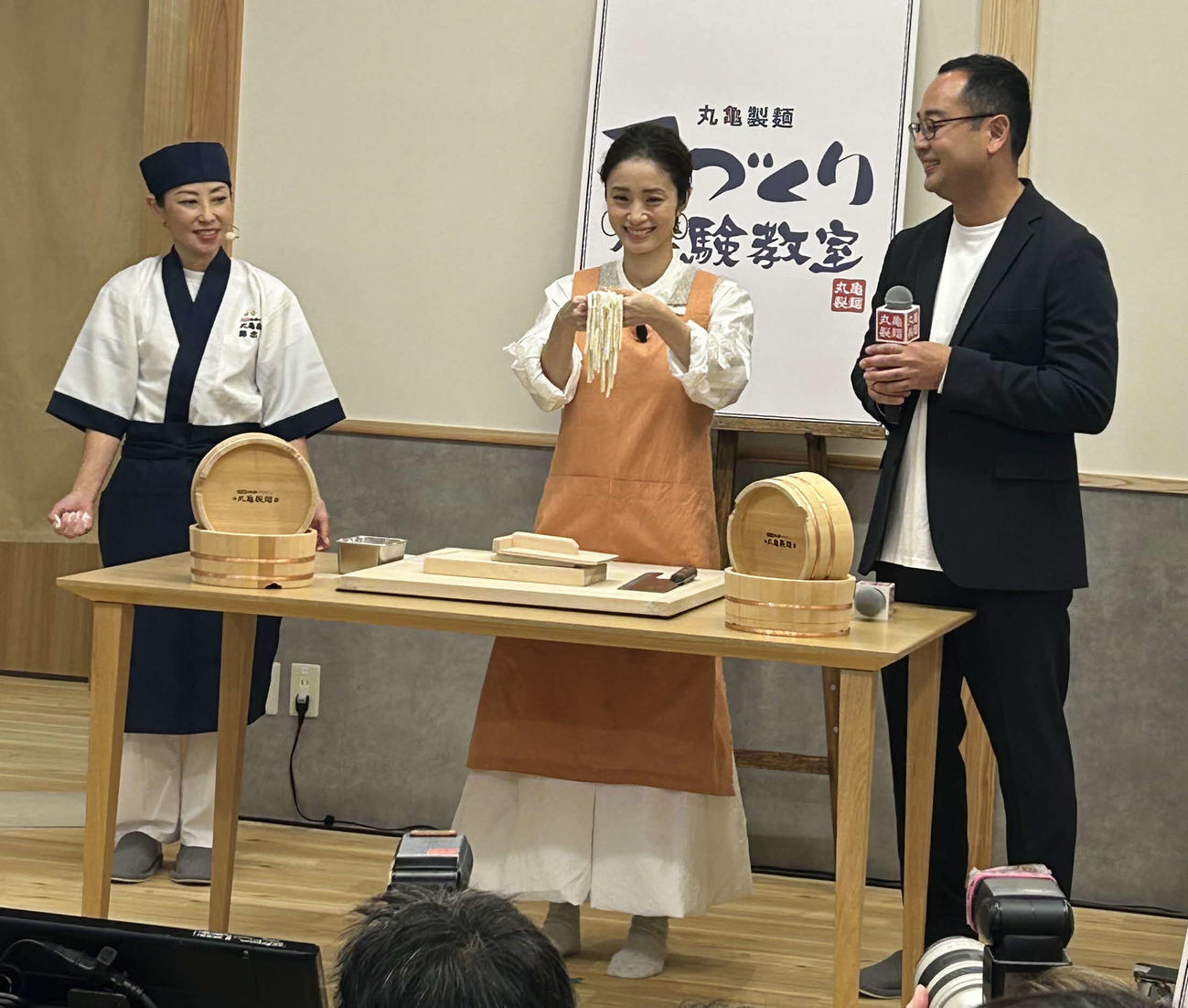 丸亀製麺の「手づくり体験教室　オープニング記者発表会」で、うどん作り体験を行った上戸彩（中央）（撮影・松尾幸之介）