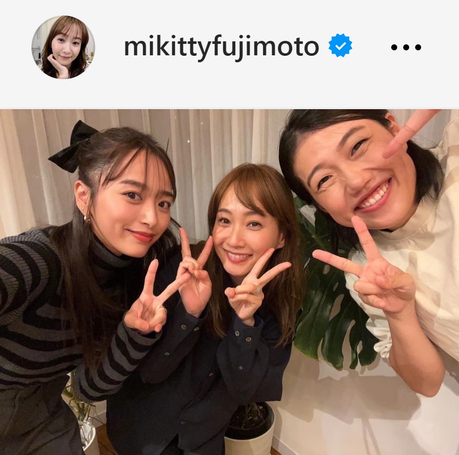 笑顔でピースする近藤千尋（左）、藤本美貴（中央）、横澤夏子（藤本美貴のインスタグラムから）