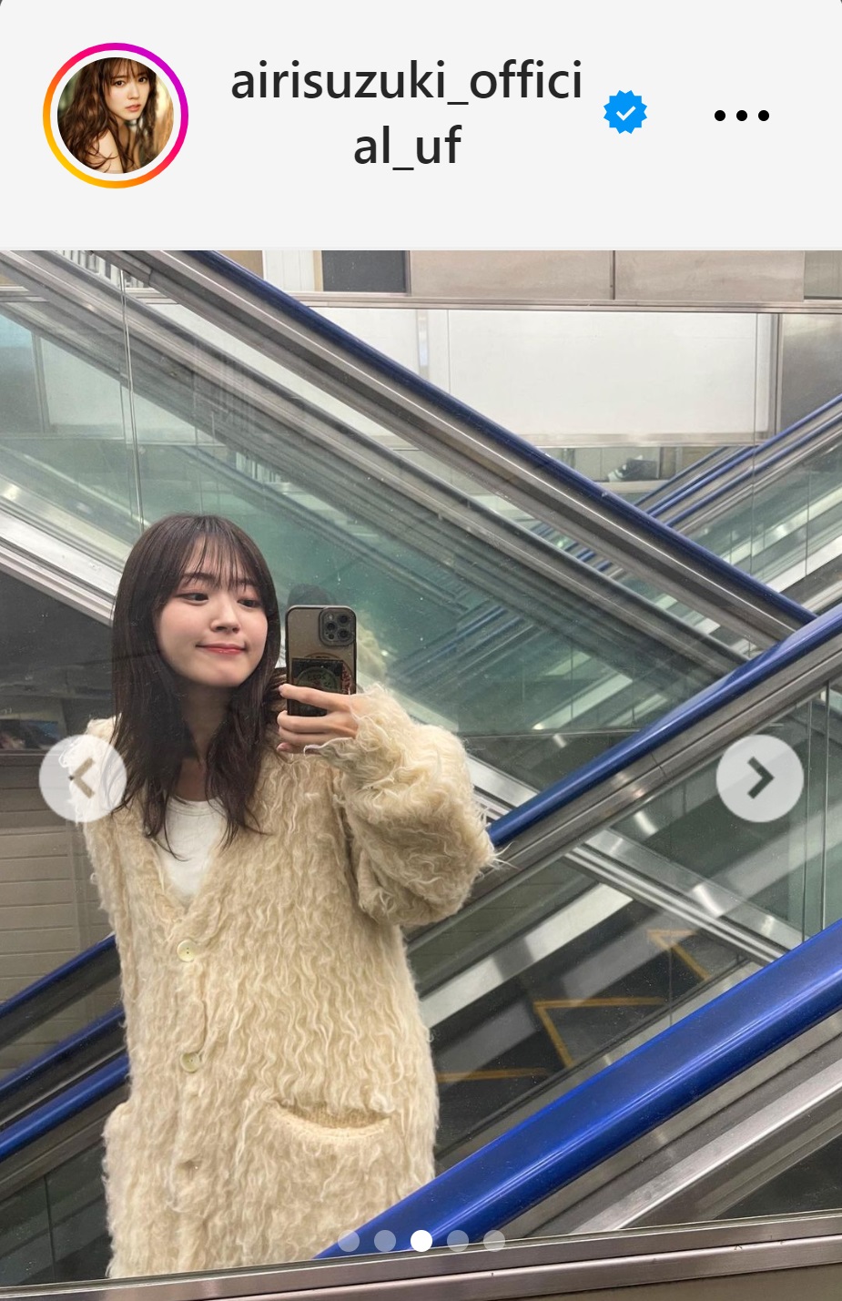 エスカレーターで自撮りする木愛理（鈴木愛理のインスタグラムから）