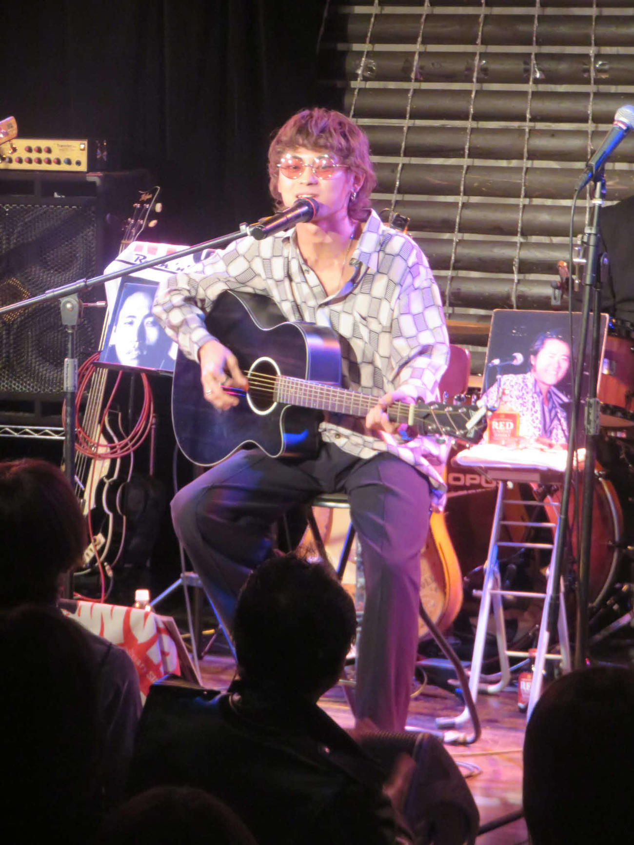 祖父のジョニーを思わせる甘い声で熱唱するKEITA