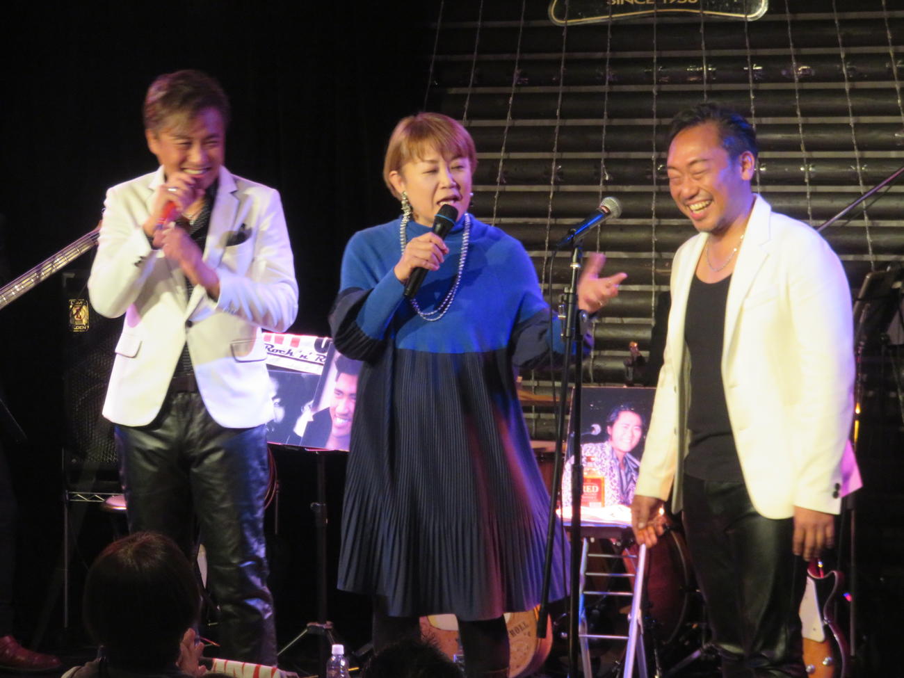 客席からステージに上がった山田邦子（中）は爆笑トークを繰り広げて、ケニー（左）と弘也を笑わせる