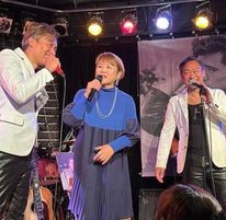 客席から山田邦子（中）をステージに上げて爆笑トークを繰り広げたケニー（左）と弘也