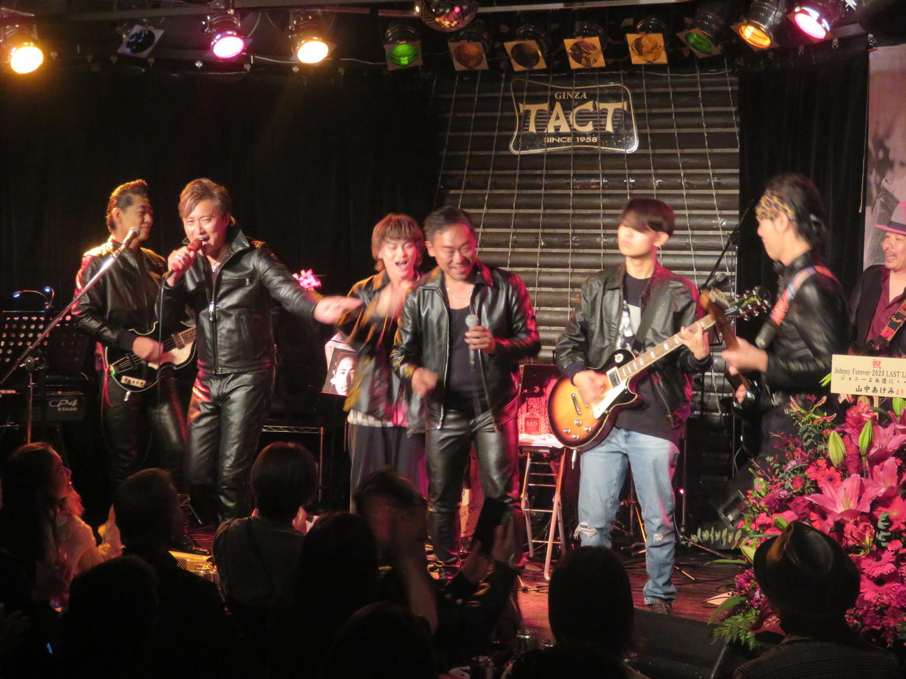 パフォーマンスするする、左からSHINJIRO、ケニー、KEITA、弘也、ユウト、SEIJI