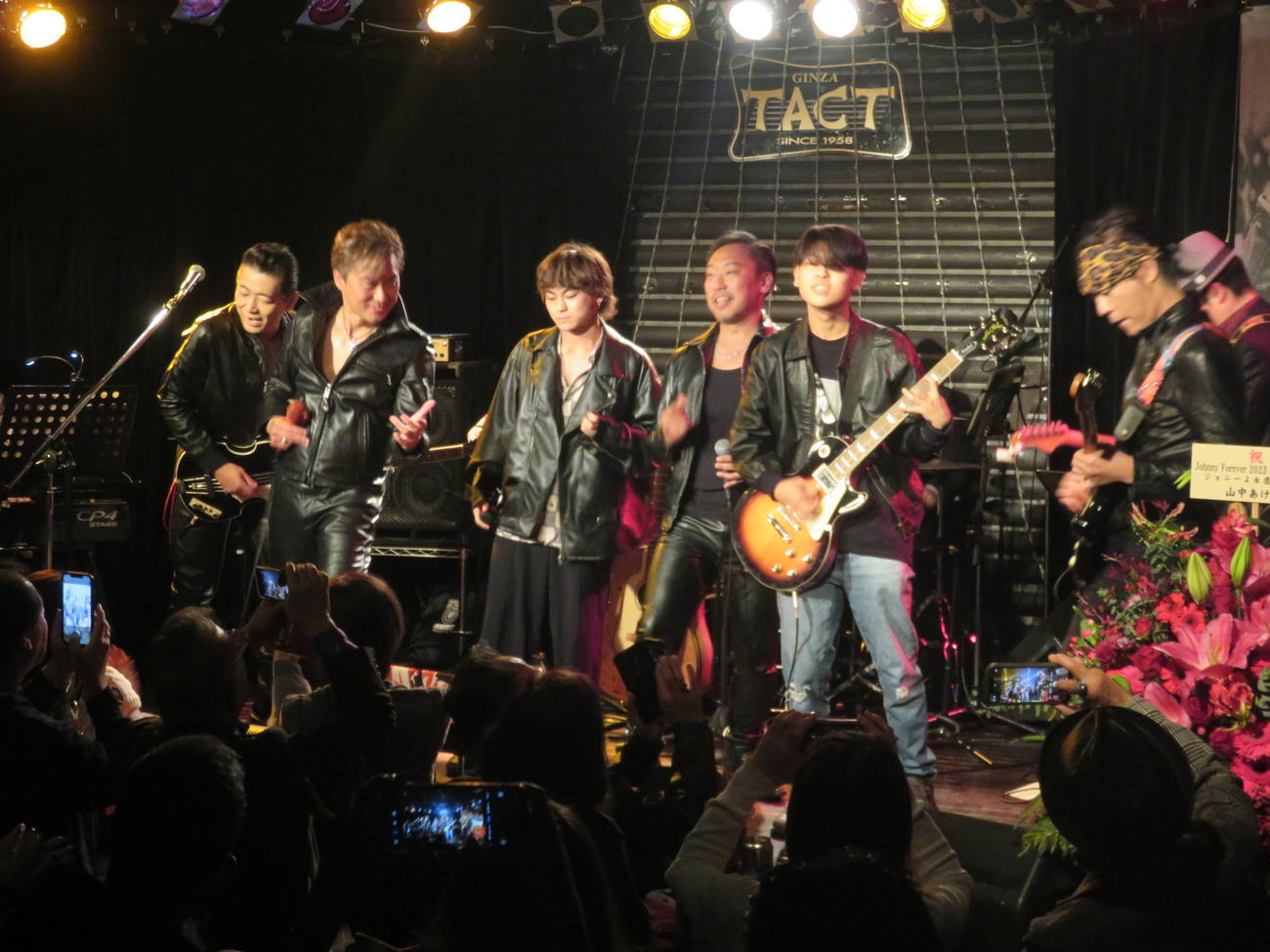 パフォーマンスするする、左からSHINJIRO、ケニー、KEITA、弘也、ユウト、SEIJI