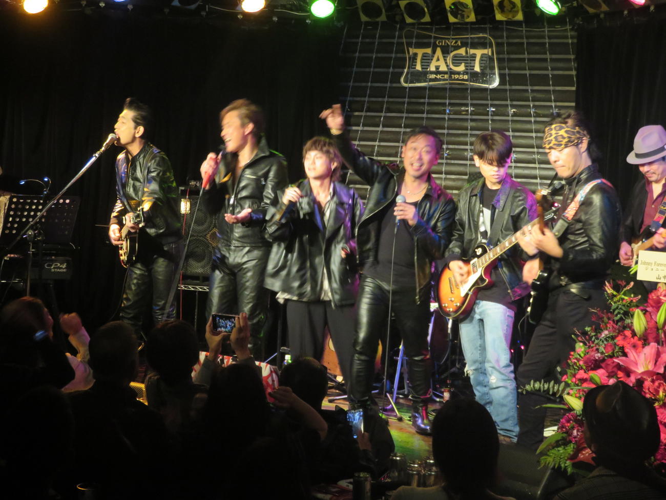 パフォーマンスするする、左からSHINJIRO、ケニー、KEITA、弘也、ユウト、SEIJI