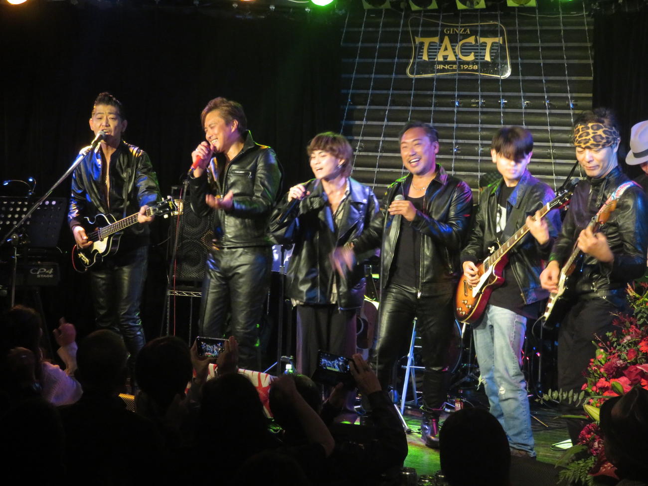 パフォーマンスするする、左からSHINJIRO、ケニー、KEITA、弘也、ユウト、SEIJI