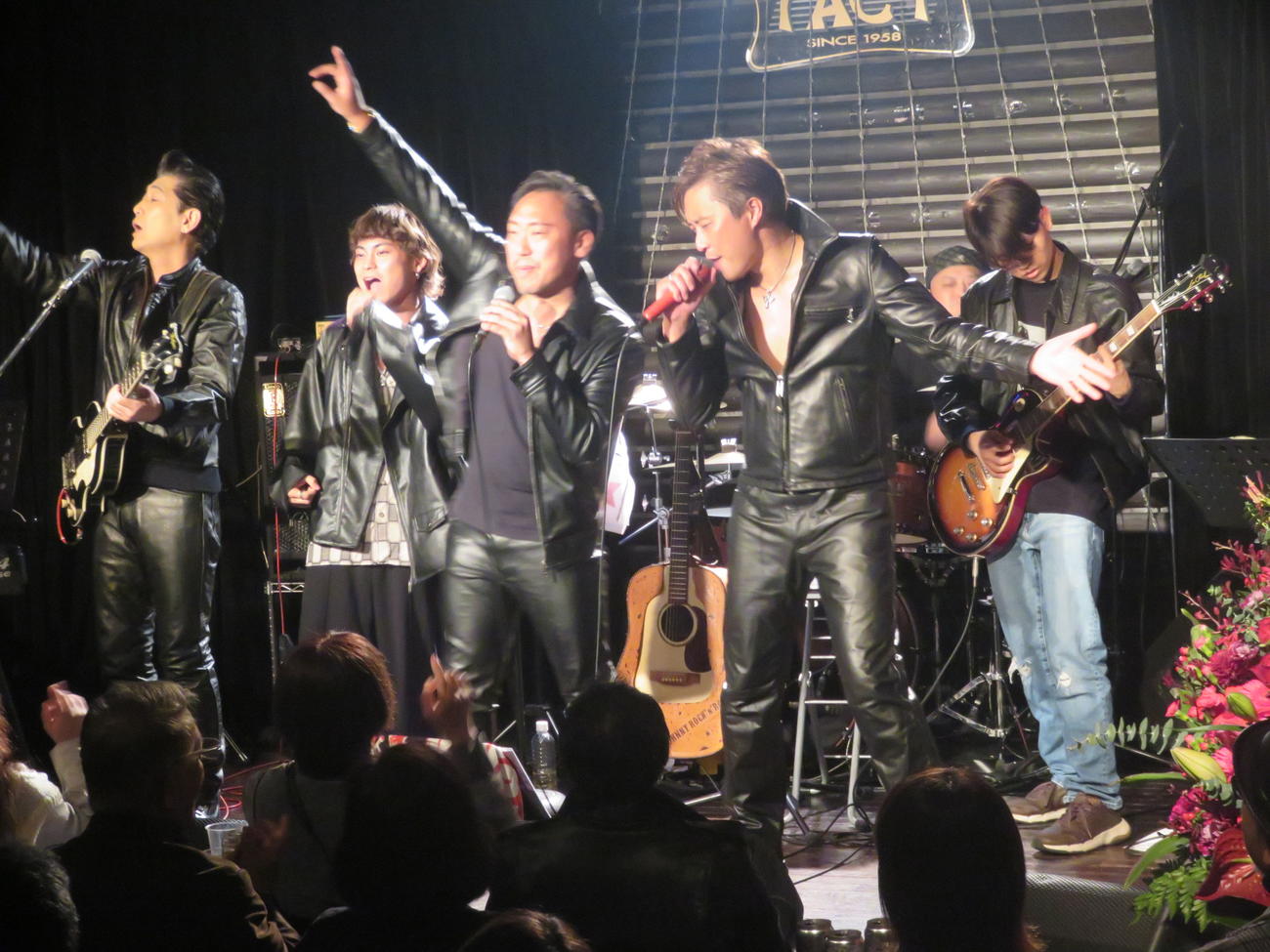 パフォーマンスするする、左からSHINJIRO、KEITA、弘也、ケニー、ユウト