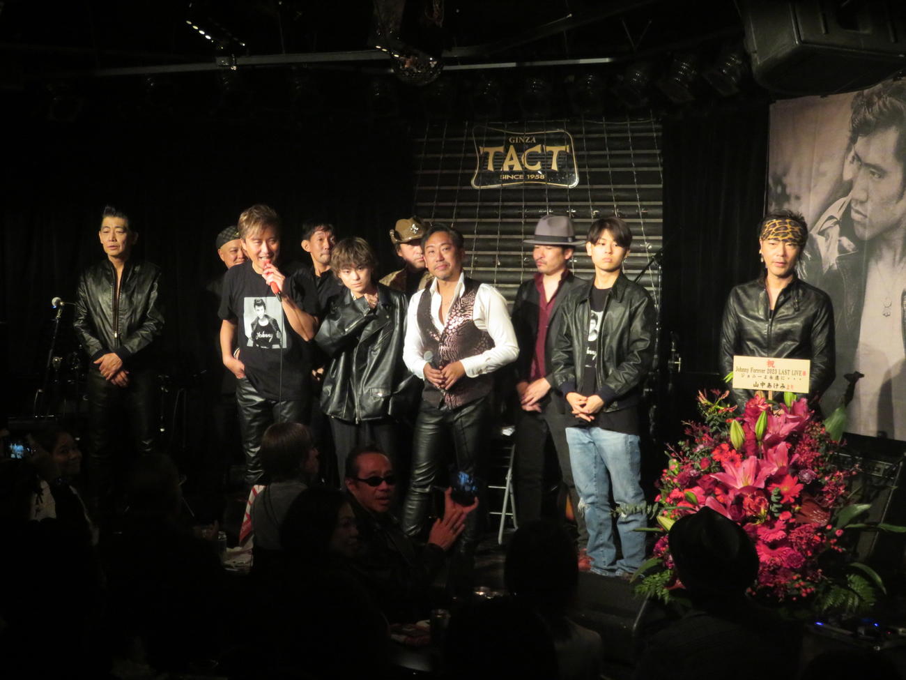 ステージであいさつする、前列左からSHINJIRO、ケニー、KEITA、弘也、ユウト、SEIJI