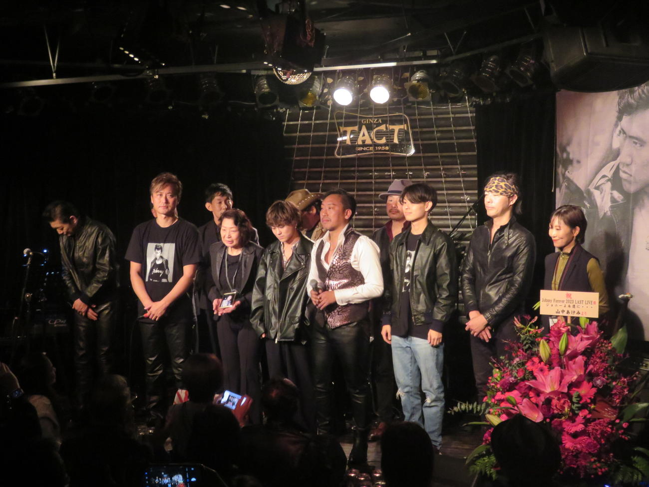 ステージであいさつする、前列左からSHINJIRO、ケニー、マリーさん、KEITA、弘也、ユウト、SEIJI、美香さん