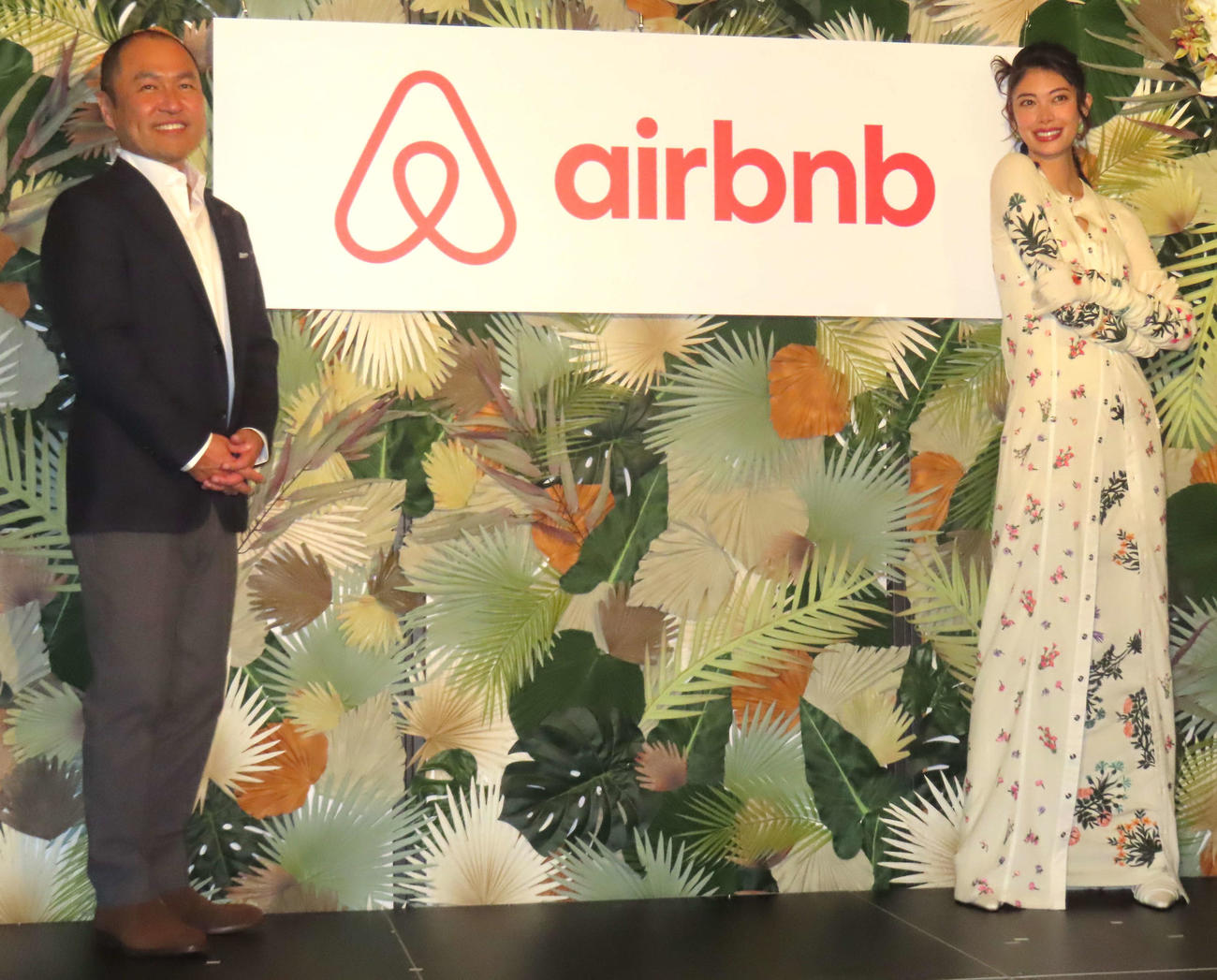 Airbnb Japan「開放的な旅」PRイベントに出席した森星（右）と、同社代表取締役の田邉泰之氏