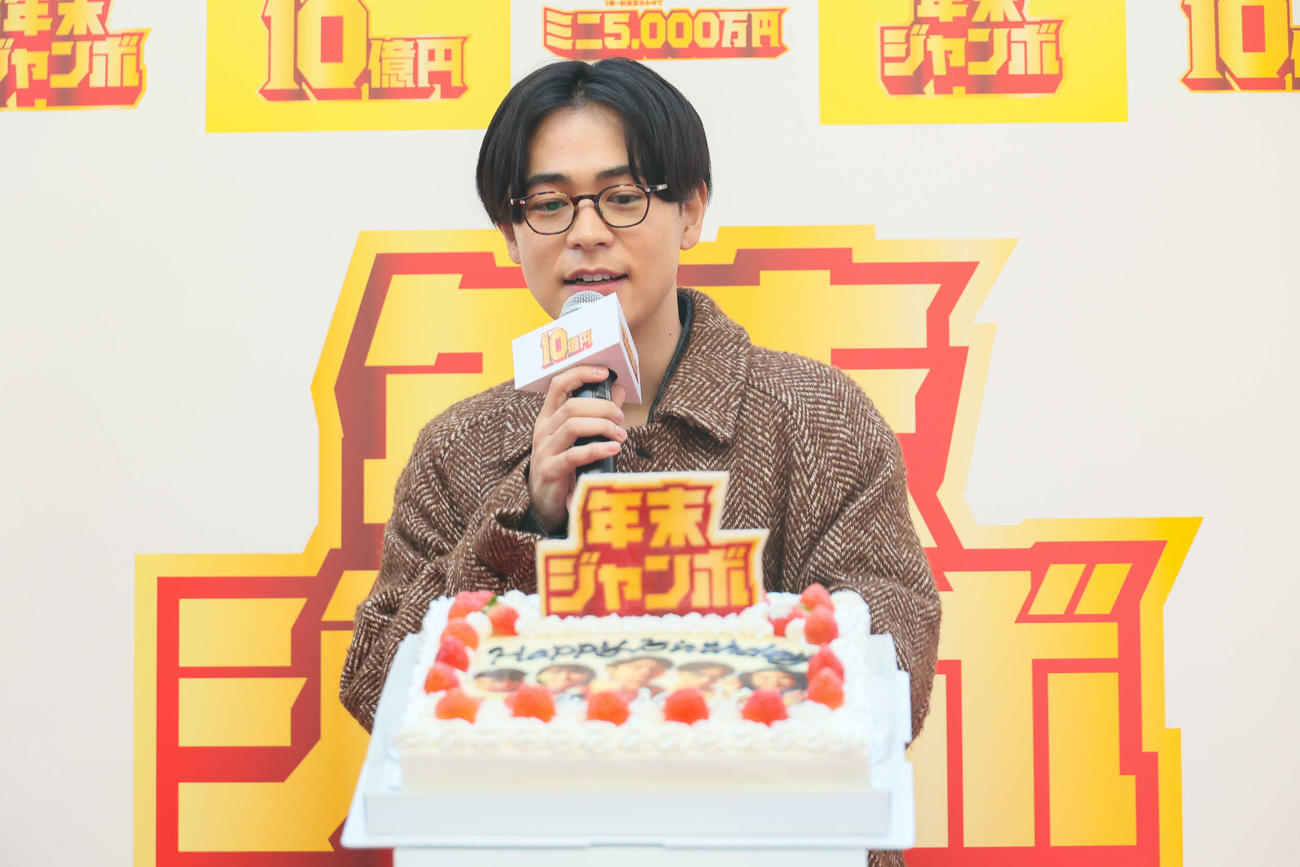 「年末ジャンボ宝くじ」「年末ジャンボミニ」発売記念イベントで、サプライズで誕生日を祝われる成田凌