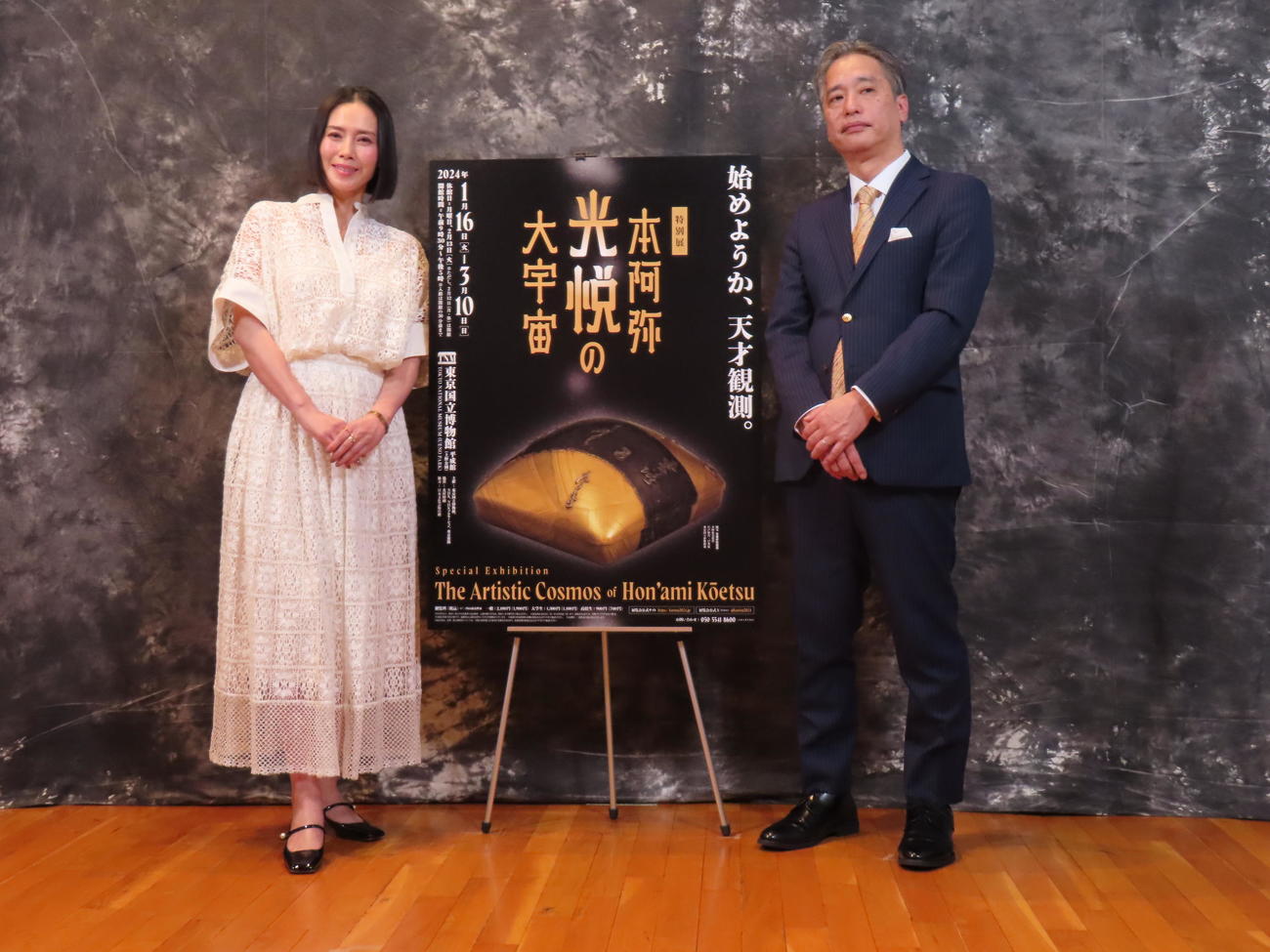 特別展「本阿弥光悦の大宇宙」で音声ガイドを務める中谷美紀（左）。右は松嶋雅人氏