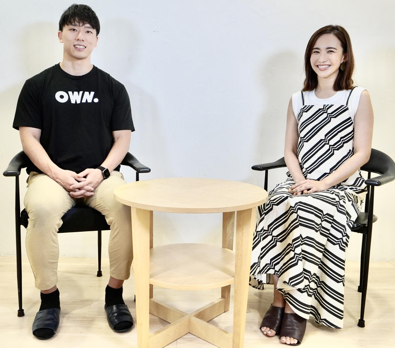 筋肉について語る伊田暁人氏(左)と優木まおみ