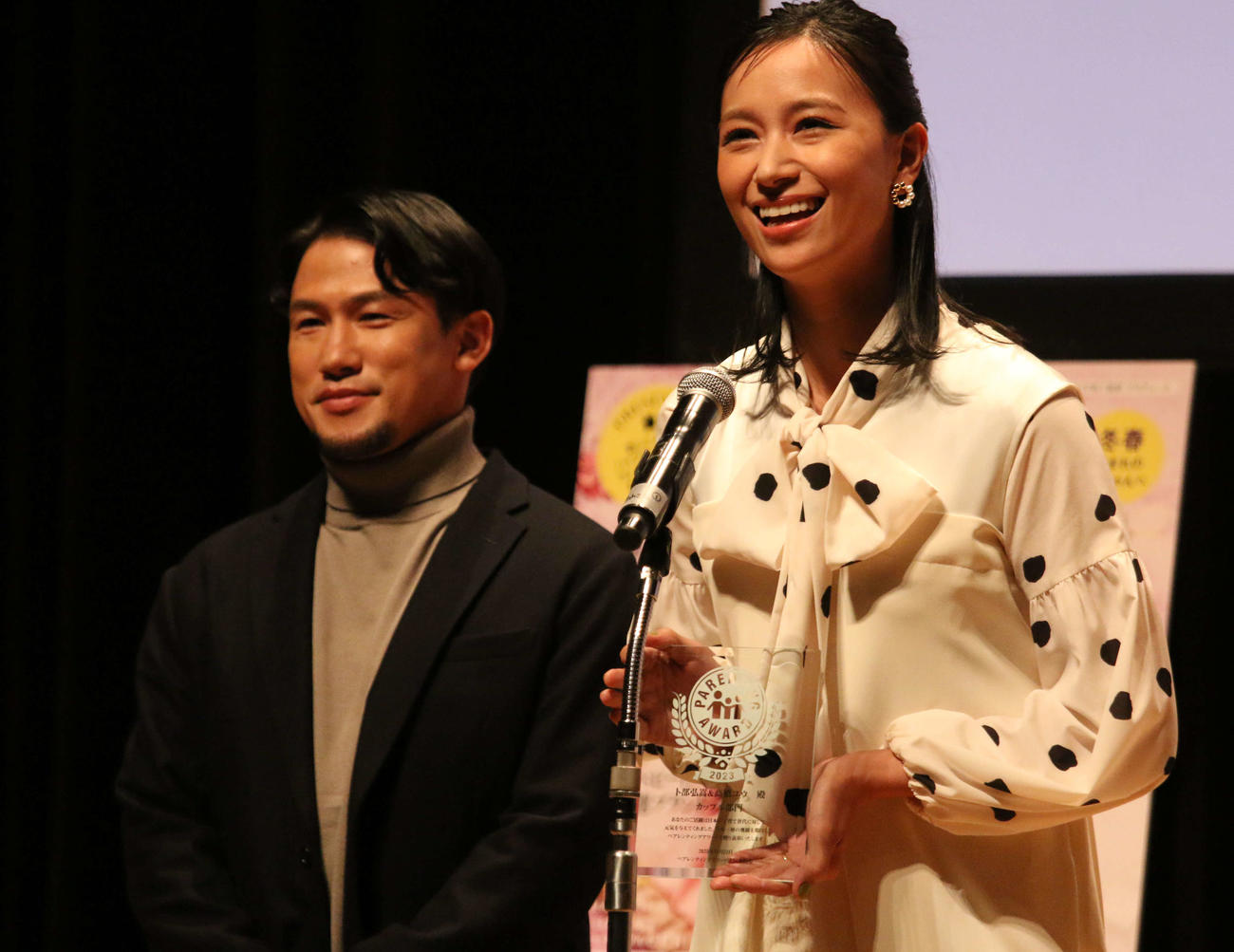「第16回ペアレンティングアワード」授賞式で表彰を受けた元格闘家の卜部弘嵩さんとモデルの高橋ユウ夫妻（撮影・木下大輔）