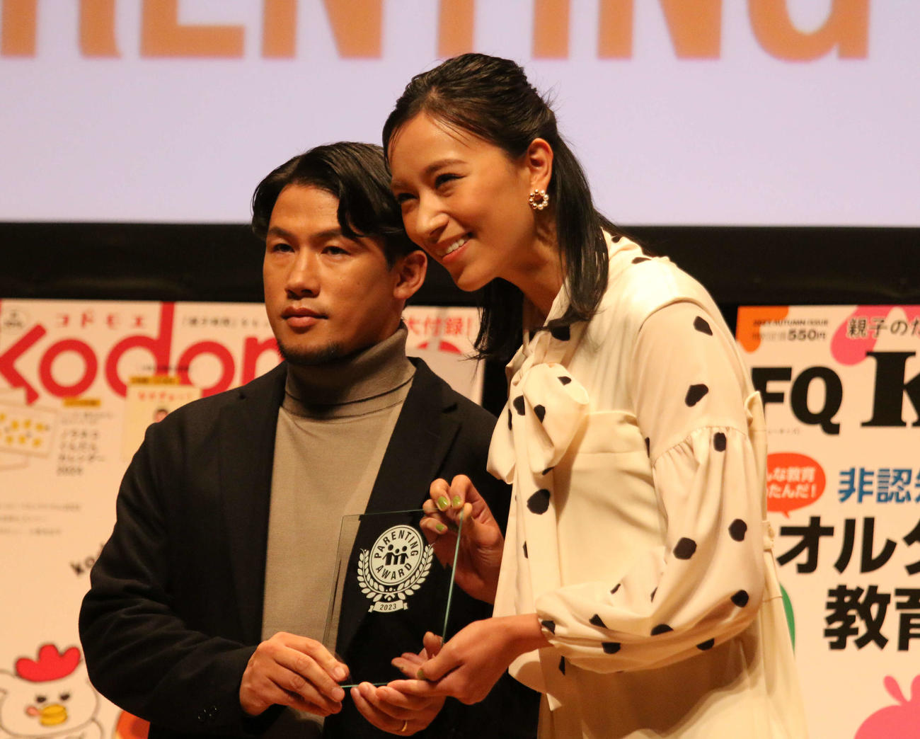 「第16回ペアレンティングアワード」授賞式で表彰を受けた元格闘家の卜部弘嵩さんとモデルの高橋ユウ夫妻（撮影・木下大輔）