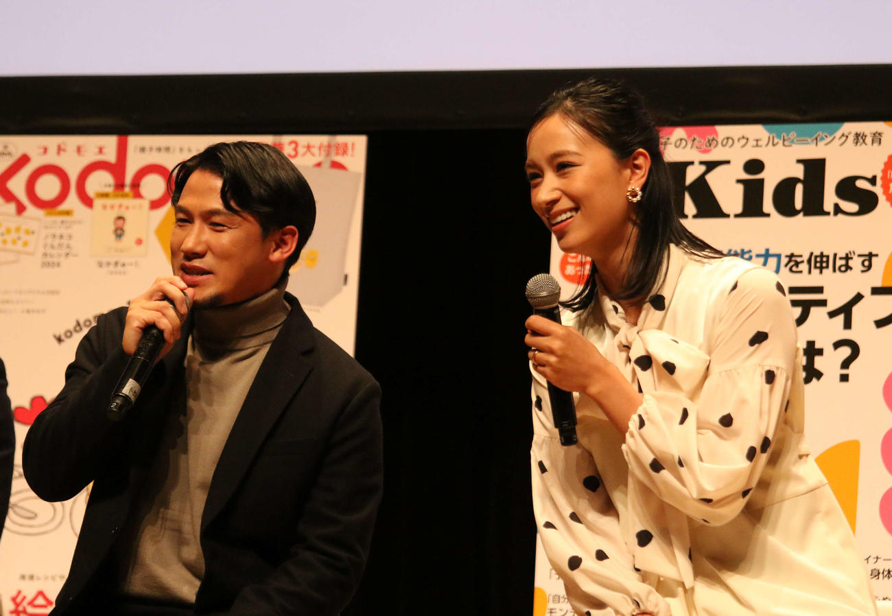 「第16回ペアレンティングアワード」授賞式で表彰を受けた元格闘家の卜部弘嵩さんとモデルの高橋ユウ夫妻（撮影・木下大輔）