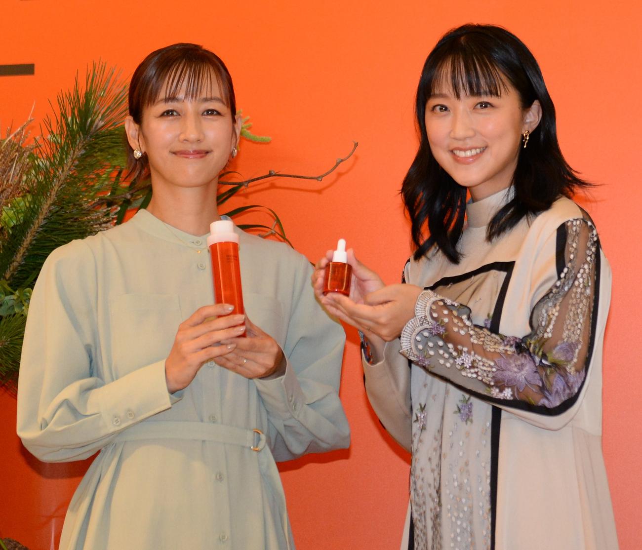 オーガニックコスメブランド「NEMOHAMO」の新丸ビル店オープン記念イベントに参加した、フラワーアーティストの前田有紀さん（左）と竹内由恵アナ