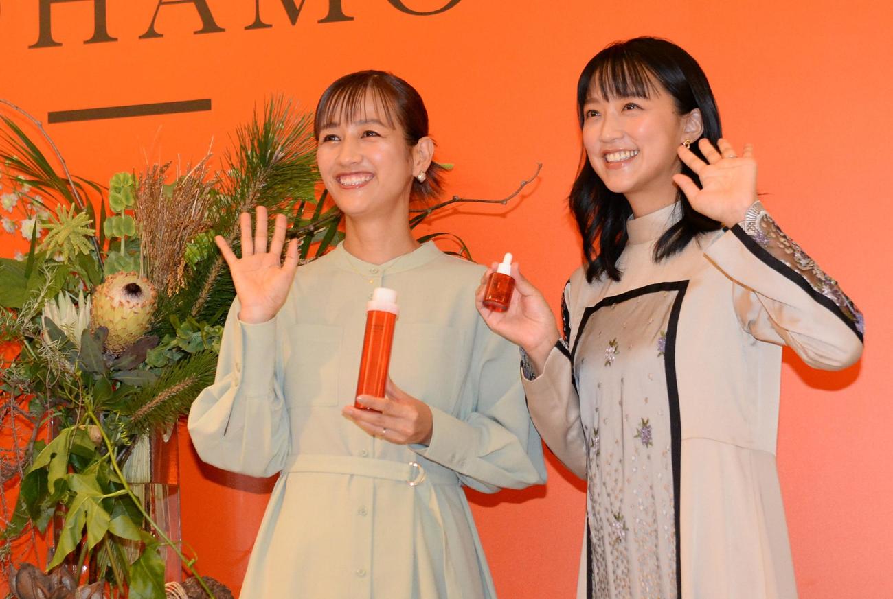 オーガニックコスメブランド「NEMOHAMO」の新丸ビル店オープン記念イベントに参加した、フラワーアーティストの前田有紀さん（左）と竹内由恵アナ
