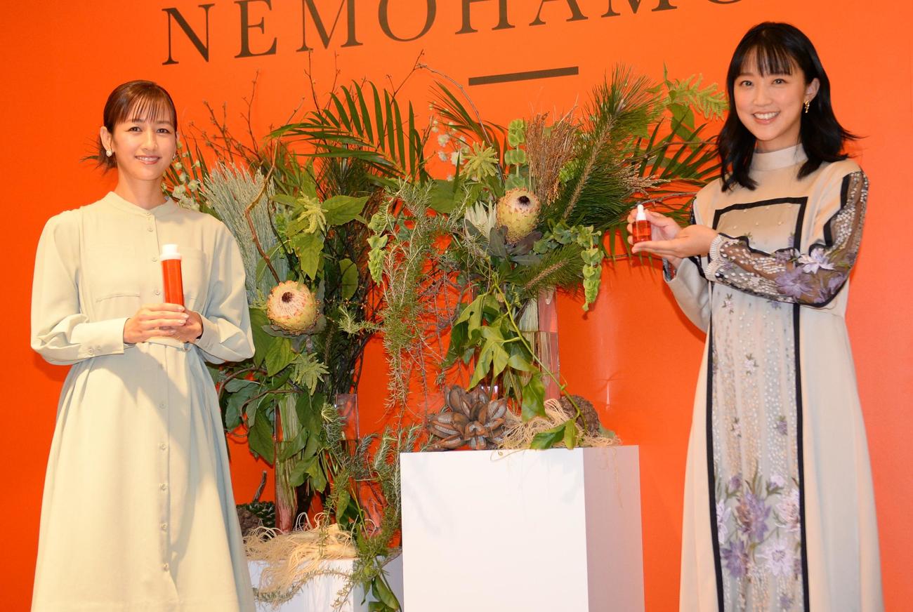 オーガニックコスメブランド「NEMOHAMO」の新丸ビル店オープン記念イベントに参加した、フラワーアーティストの前田有紀さん（左）と竹内由恵アナ