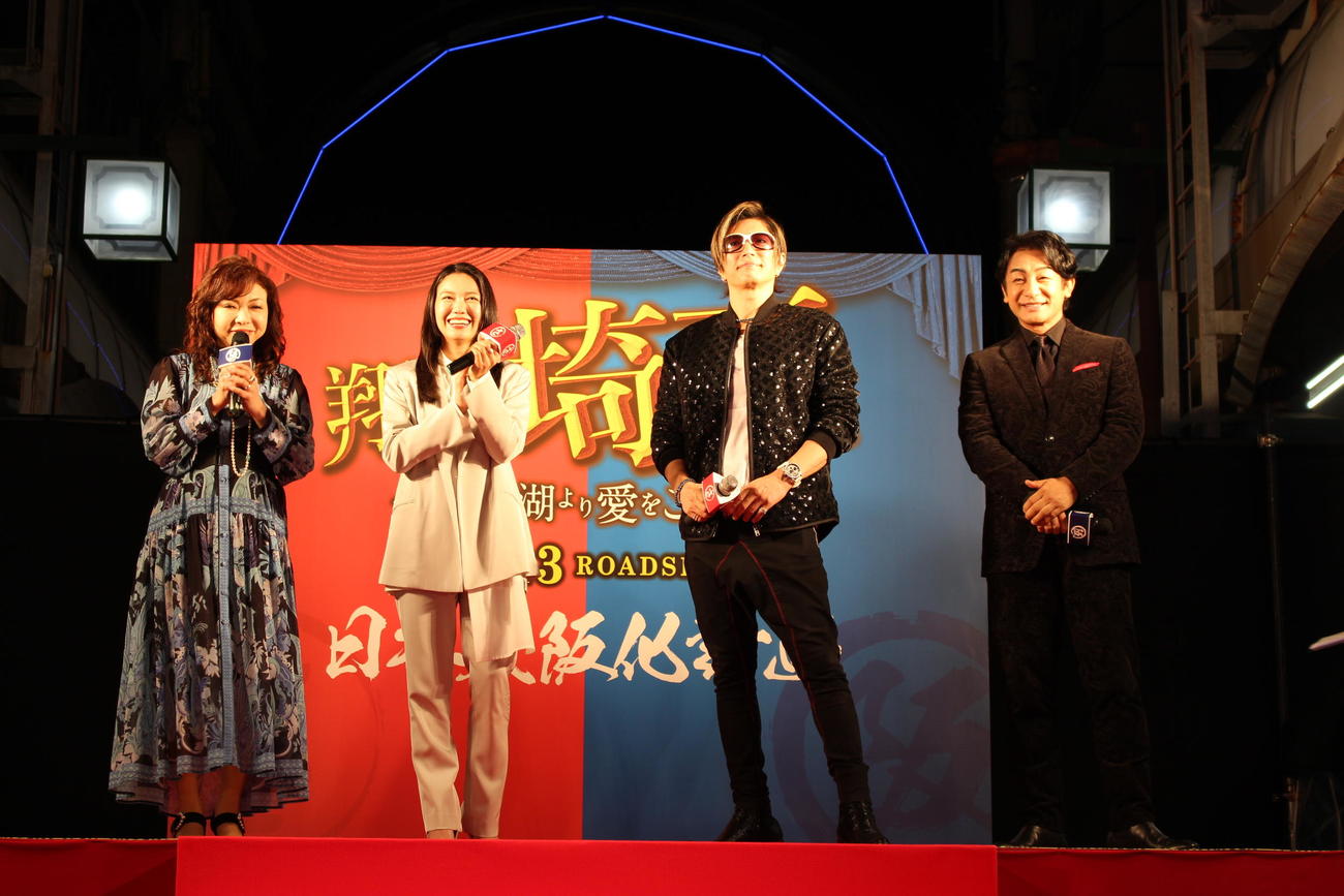 映画「翔んで埼玉～琵琶湖より愛をこめて～」のイベントに参加した（左から）ハイヒールモモコ、二階堂ふみ、GACKT、片岡愛之助（23年11月撮影）