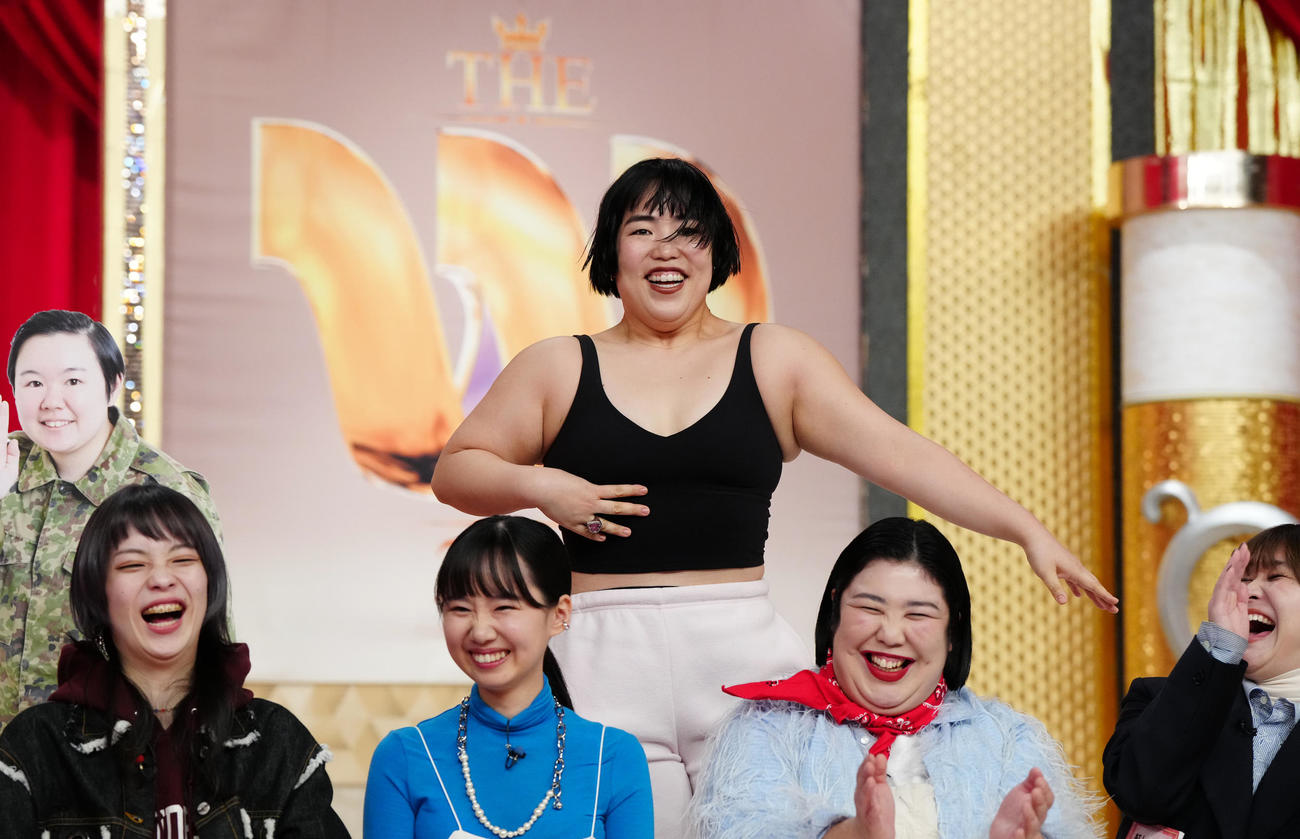 「女芸人No．1決定戦　THE W 2023」の決勝進出発表会見でポーズを決めるゆりやんレトリィバァ（中央）（撮影・江口和貴）