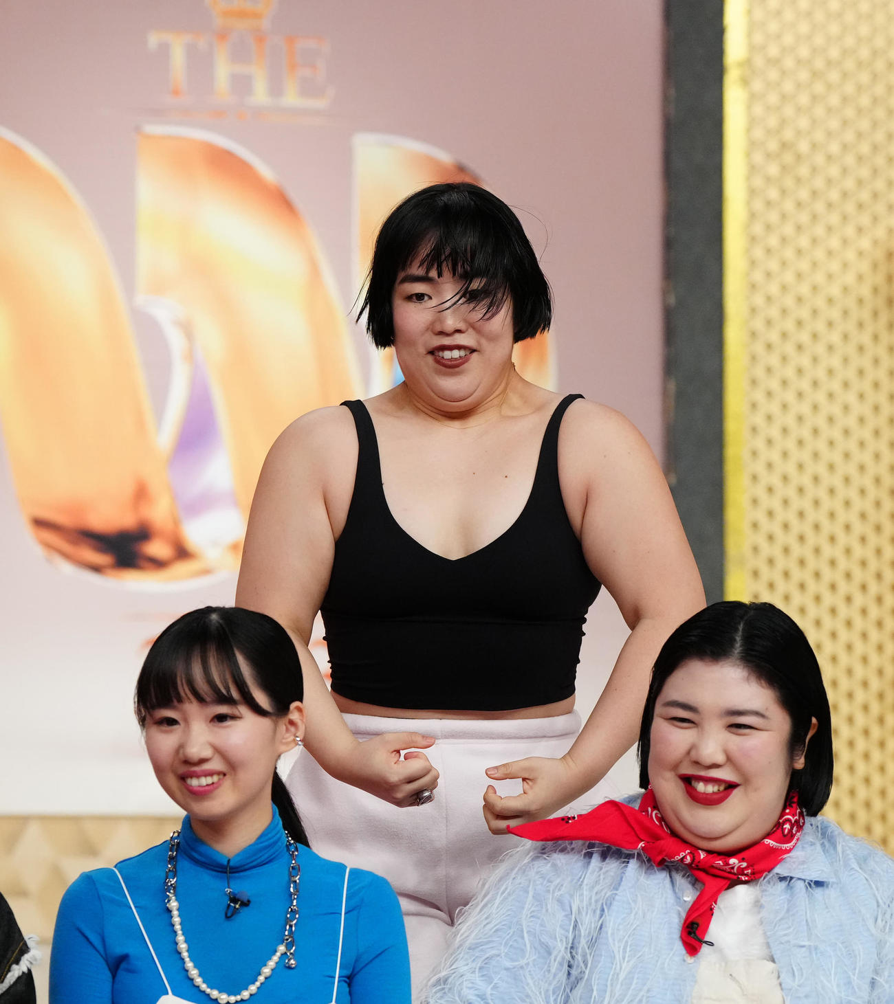 「女芸人No．1決定戦　THE W 2023」の決勝進出発表会見でポーズを決めるゆりやんレトリィバァ（中央）（撮影・江口和貴）