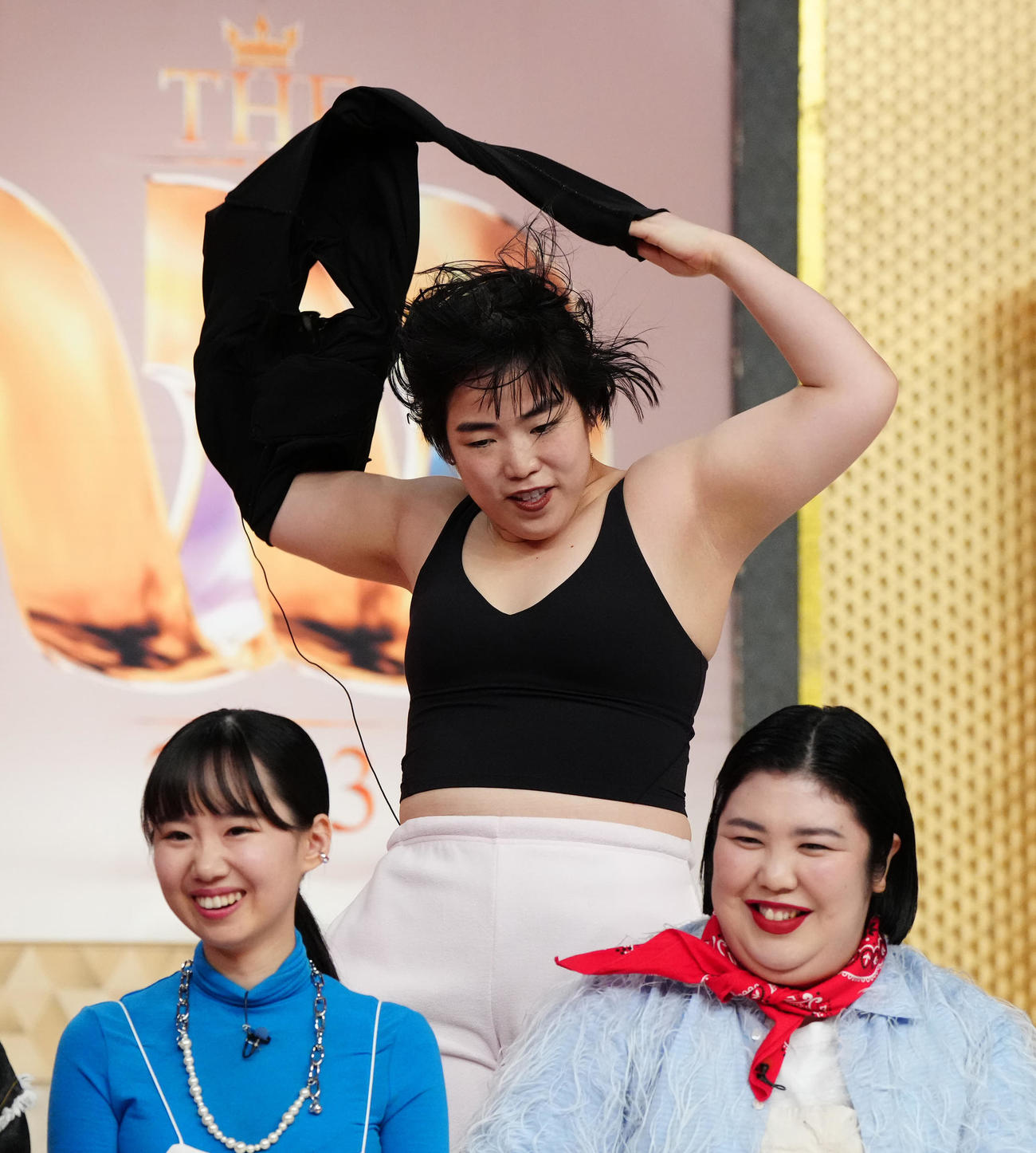 「女芸人No．1決定戦　THE W 2023」の決勝進出発表会見で服を脱ぐゆりやんレトリィバァ（中央）（撮影・江口和貴）