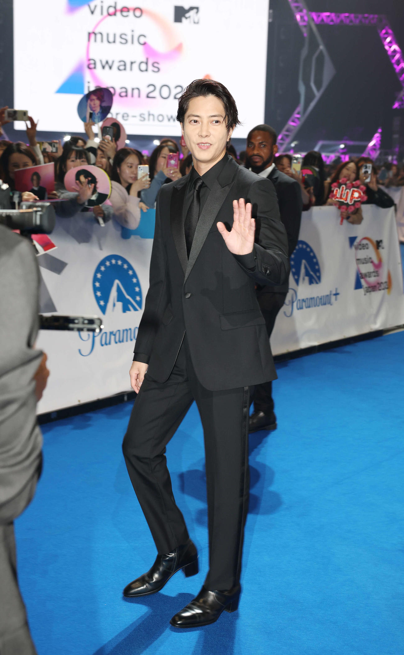 「MTV VMAJ 2023 Pre－Show」で笑顔で手を振る山下智久（撮影・宮地輝）