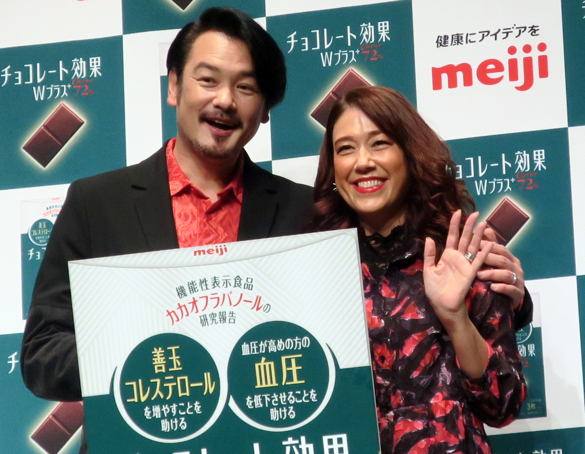 明治「チョコレート効果」商品説明会に夫婦で登場した小田井涼平（左）とLiLiCo