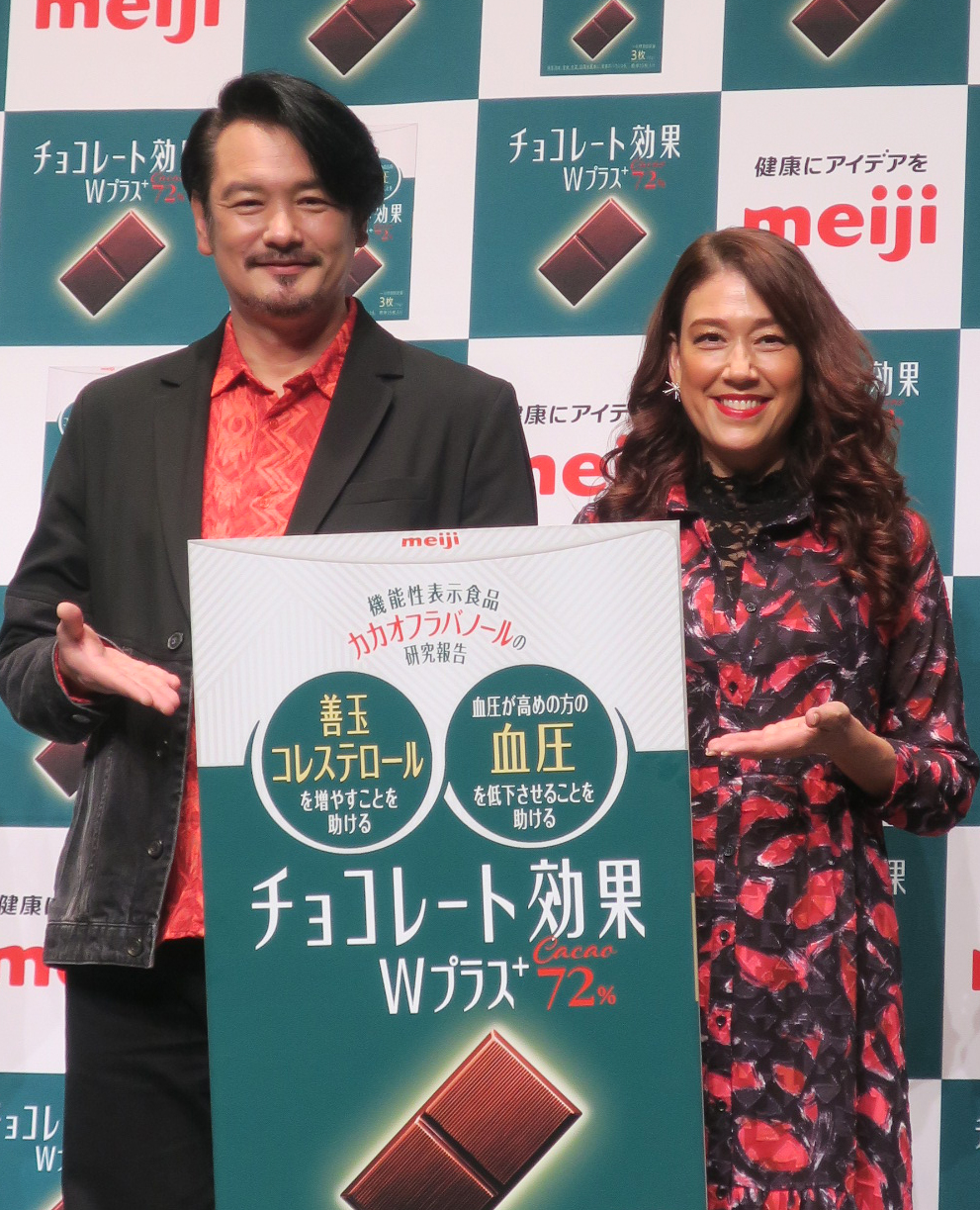 明治「チョコレート効果」商品説明会に夫婦で登場した小田井涼平（左）、LiLiCo（右）