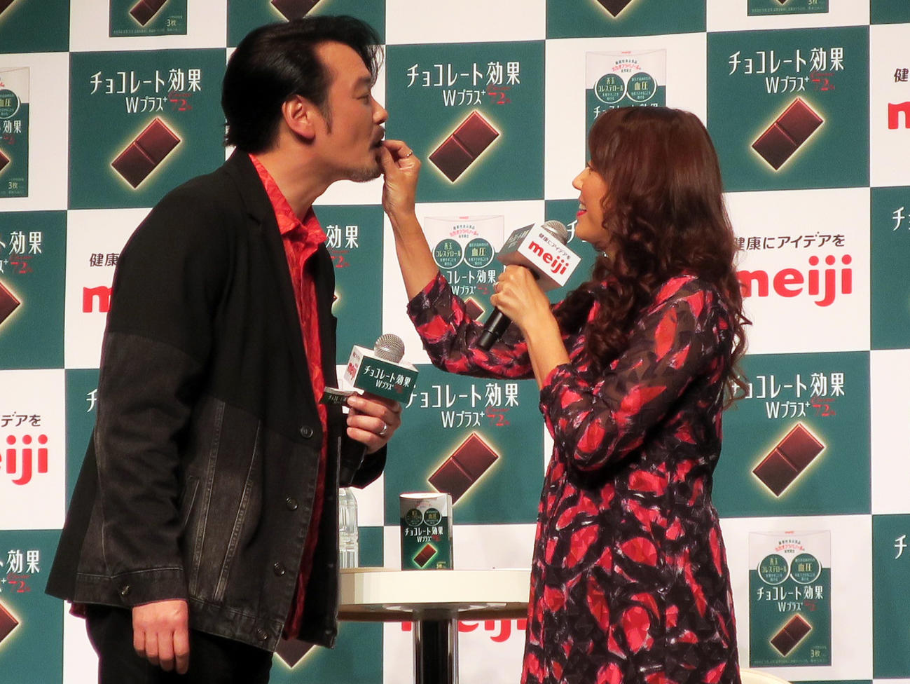 明治「チョコレート効果」商品説明会に夫婦で登場した小田井涼平（左）とLiLiCo