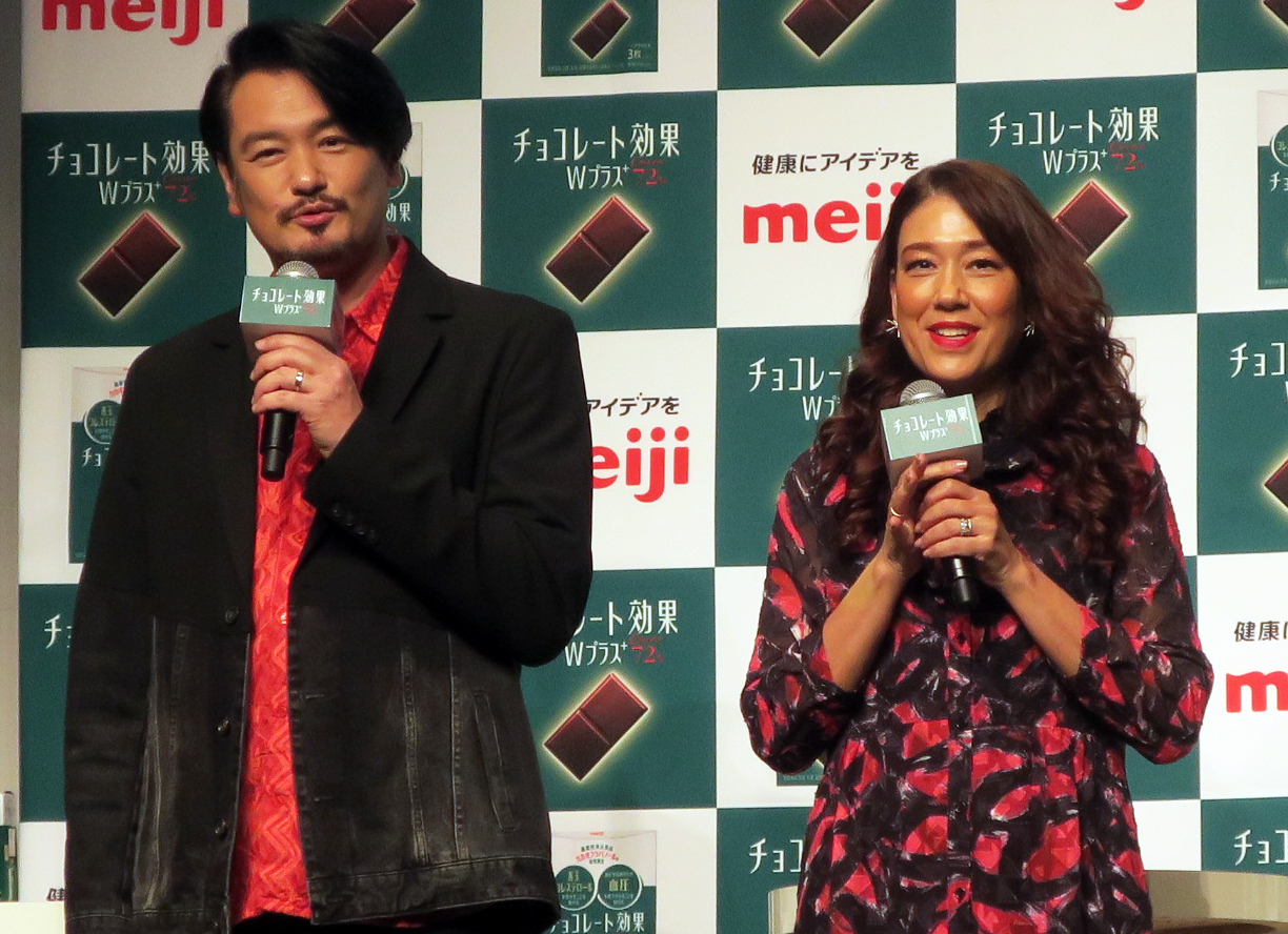 明治「チョコレート効果」商品説明会に夫婦で登場した小田井涼平（左）、LiLiCo（右）